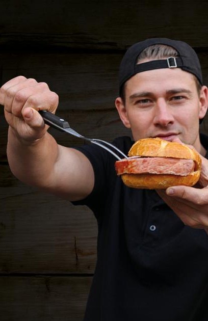 Ein heiß belegtes Brötchen von der Heißen Theke, frisch auf der Fleischgabel serviert